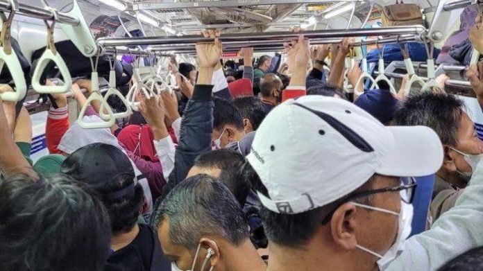 ilustrasi para pengguna Kereta Rel Listrik (KRL) Commuter Line