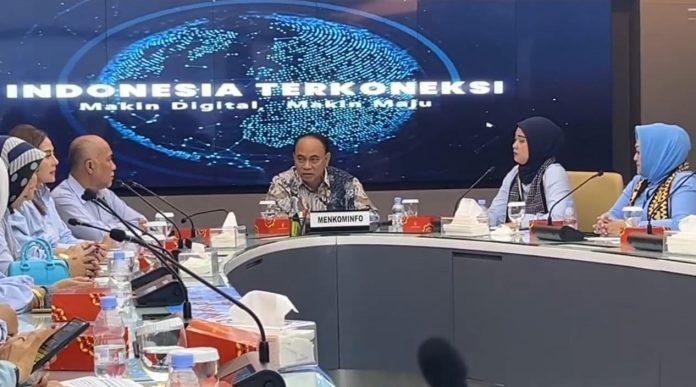 Menkominfo Budi Arie Setiadi sedang berdiskusi dengan kelompok emak-emak