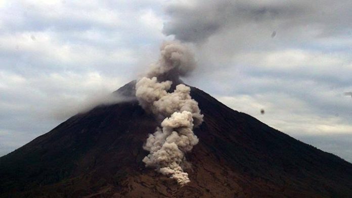 ilustrasi gunung semeru erupsi