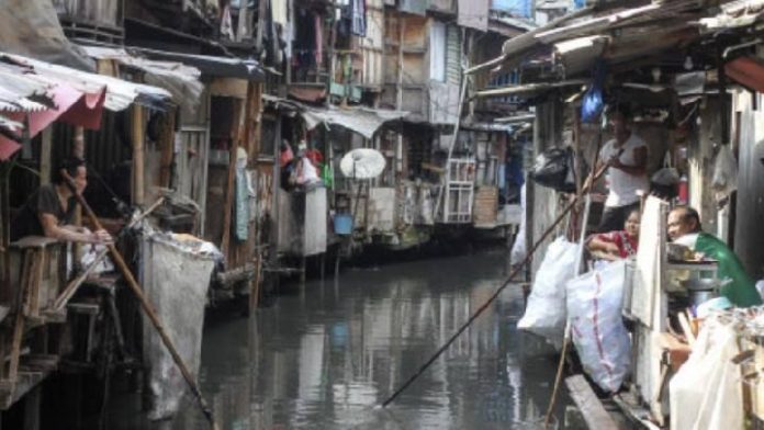 ilustrasi masyarakat yang tinggal di bantaran kali