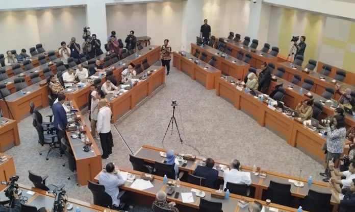 ilustrasi ruang sidang DPR RI