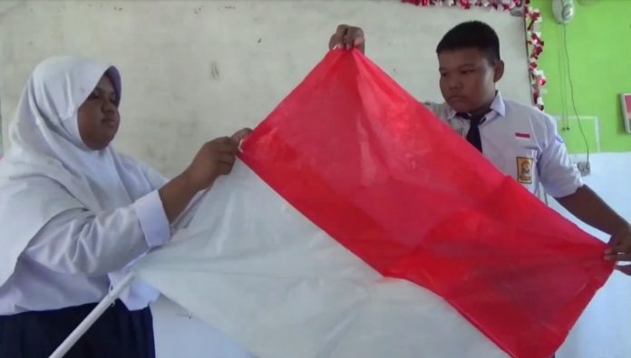 siswa di Gowa buat miniatur bendera dari limbah plastik