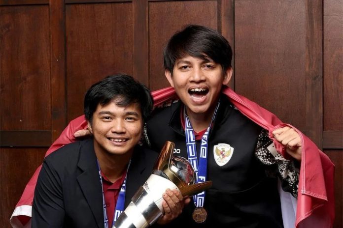 Ichsan Rahmat Taufiq dan Budi Muhamad Manar Hidayat juarai ajang FIFAe World Cup 2024 Football Manager.