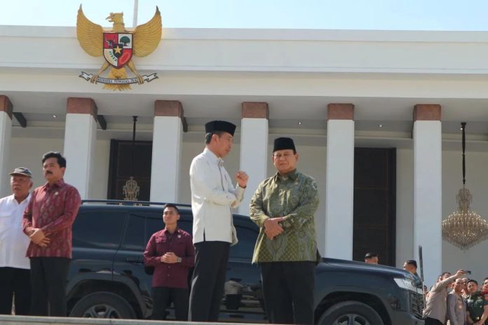 Joko Widodo bersama dengan Prabowo Subianto