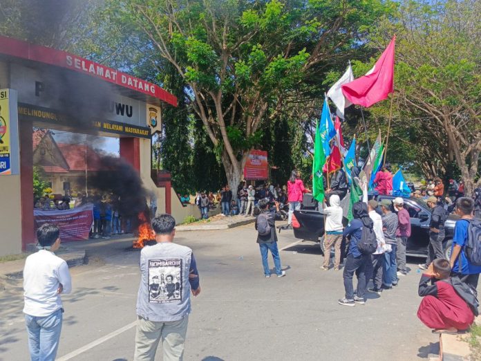 unjuk rasa (Unras) di Kantor DPRD Luwu