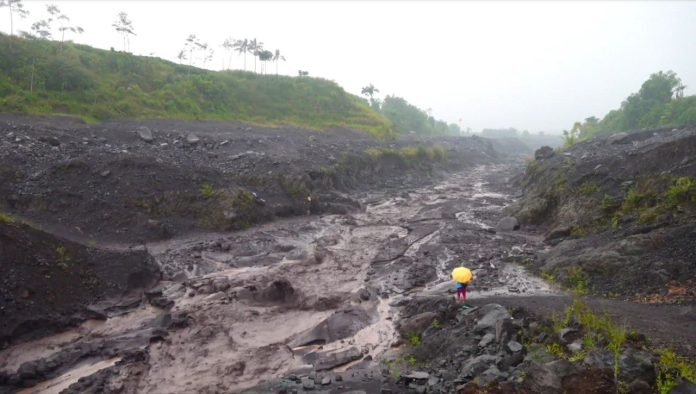 Banjir lahar dan awan panas dari Gunung Semeru