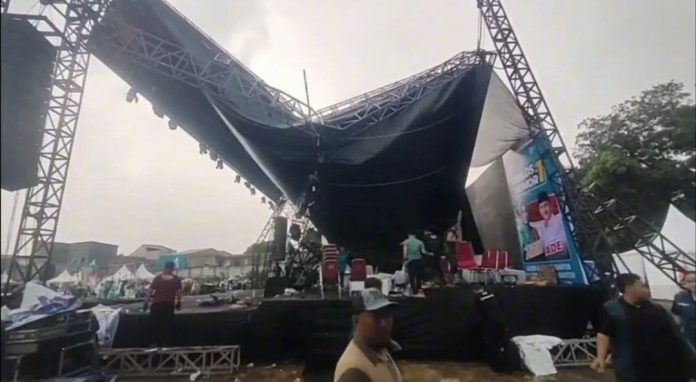 panggung kampanye Airin-Ade roboh