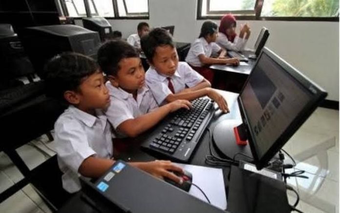 ilustrasi siswa-siswa belajar menggunakan komputer
