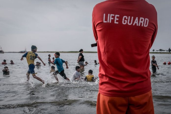 wisatawan sedang asik bermain di tempat wisata