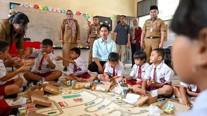 Wapres Gibran bersama siswa sekolah dasar dalam uji coba makan bergizi gratis